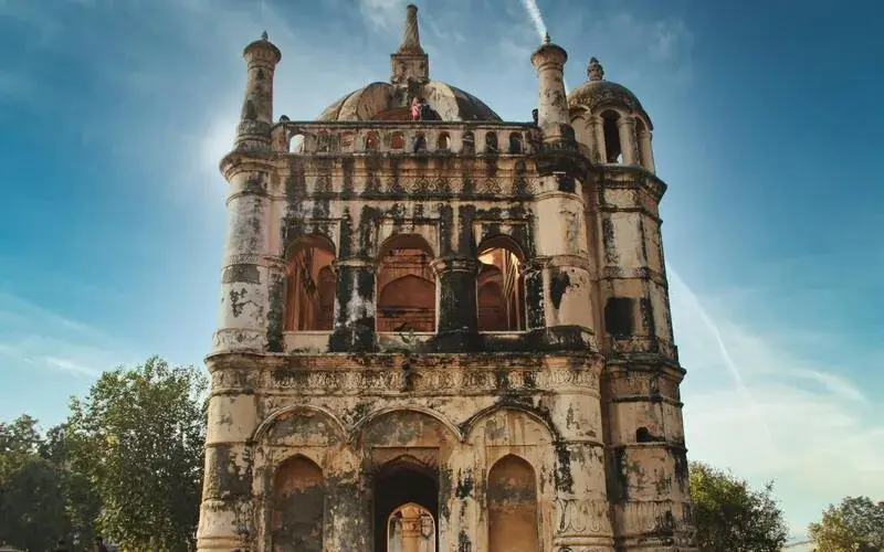 Gujarat’s white desert, temples, and vibrant cultural landscapes under clear blue skies.